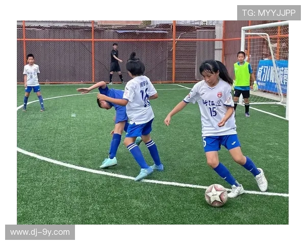 嘟嘟熊足球：探索儿童足球成长之路，培养未来的小小球星